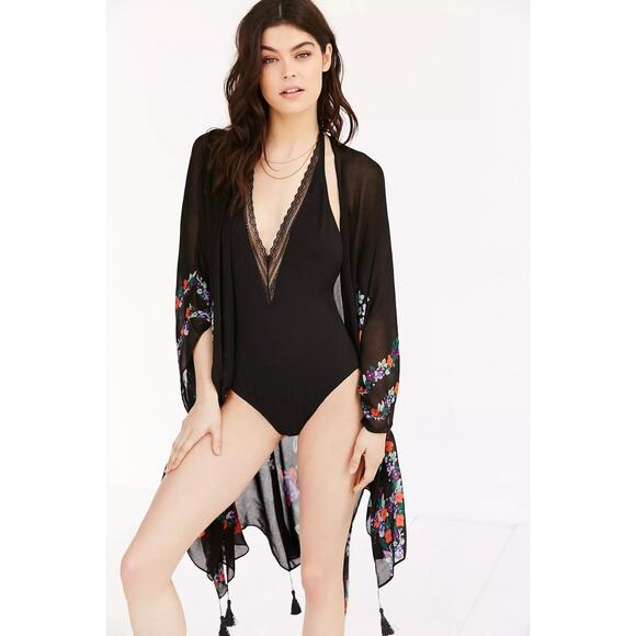 NEW Urban Outfitters Women's Black Garden Floral Embellished Poncho One Size OS - Picture 8 of 8